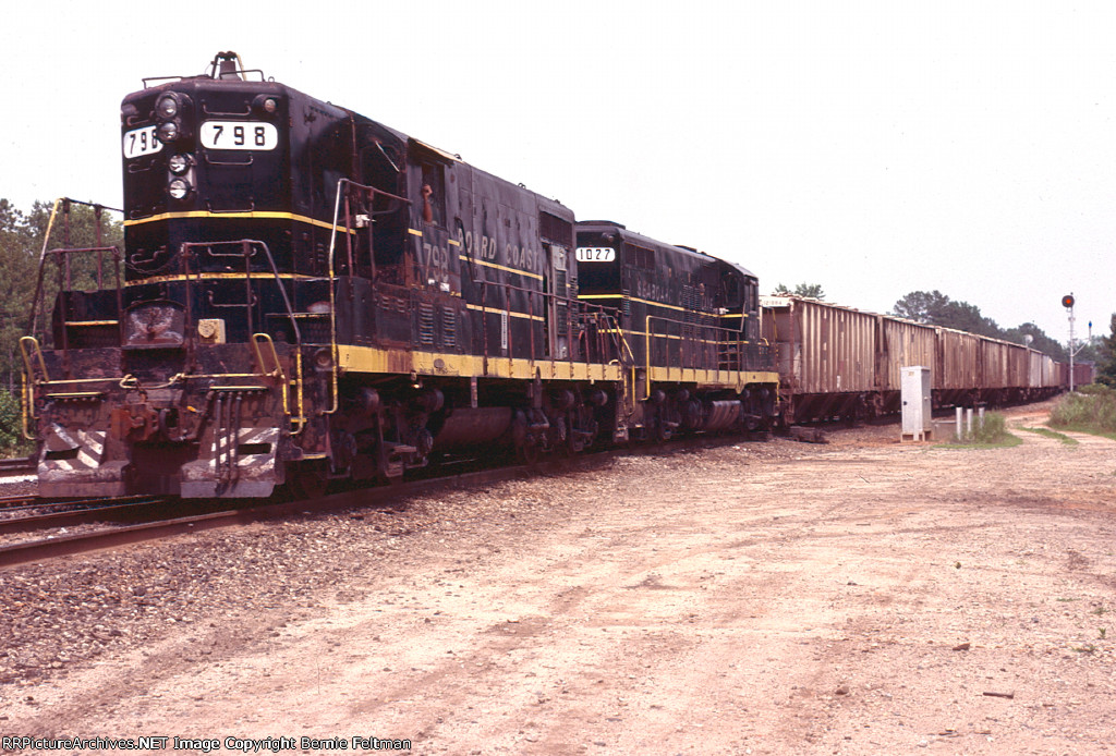 Seaboard Coast Line GP7 #798 and GP9 #1027 lead the Ideal Xurn into the yard 